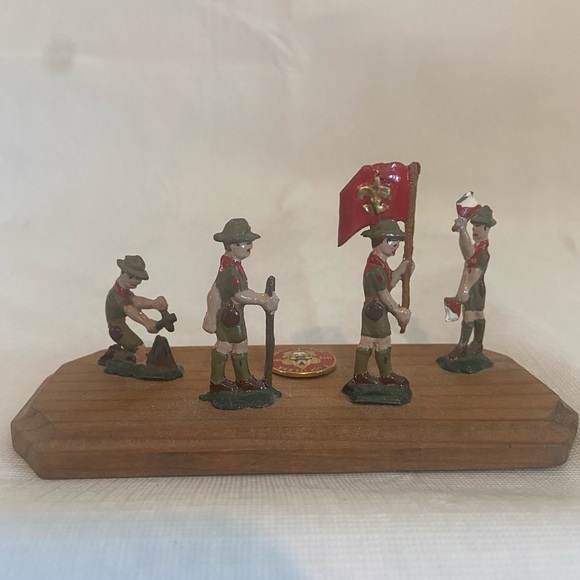 Boy Scouts Joseph Csatari 75th Anniversary 1984 Porcelain Figurine +Plus Figures - Picture 8 of 13